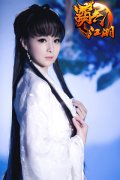 投身《霸气江湖》，小龙女李依伊陪玩游戏
